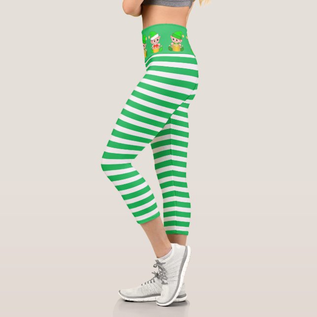 Niedlicher Weihnachtself auf grün-weiß gestreift Capri Leggings (Links)