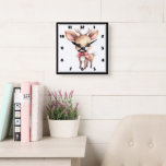 Niedlicher Weihnachtsmann Quadratische Wanduhr<br><div class="desc">Eine Uhr mit einer Illustration eines bezaubernden Hirsches. Große Augen große Ohren mit einem großen Kopf und kleine braune Geweihe. Tragen Sie einen großen roten Bogen.</div>