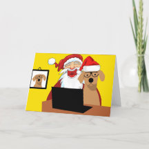 Niedlicher Weihnachtsmann und Hund auf Computer-We