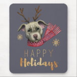 Niedlicher Weihnachtsren-Gruben-Stier-Terrier-Hund Mousepad<br><div class="desc">Niedliche und lustige Watercolor- und Farbbleistiftillustration eines amerikanischen Grubenstierterrierhundes mit roten Schal und den Geweihen. Er sagt "glückliche Feiertage" im glänzenden ImitatgoldSchriftart unter dem Hund. Großer Weihnachtsentwurf für Hundeliebhaber.</div>
