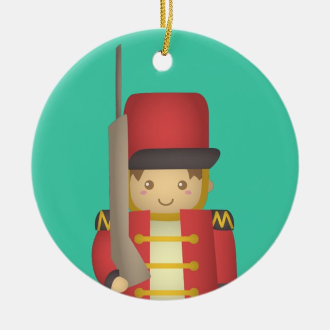 Niedlicher Weihnachtsspielzeug-Soldat-Junge im Rot Keramikornament (Vorne)