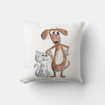 Niedlicher, weißbrauner Hund und graue Katze