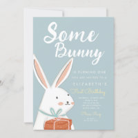 Niedlicher weißer Hase, sonniger Sonnenaufgang am