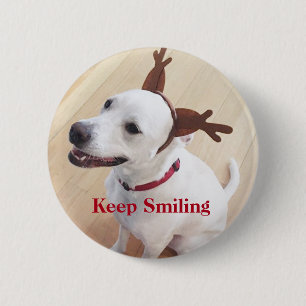 Niedlicher weißer Hund Behielt Lächeln ermutigend Button
