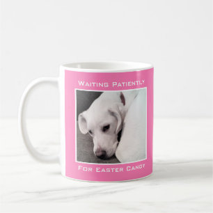 Niedlicher weißer Hund Gewartet für Ostercreme Kaffeetasse