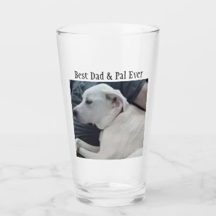 Niedlicher weißer Hund mit bestem Vater Pal je Glas
