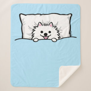 Niedlicher weißer Spitz Hund im Bett getupft Sherpadecke