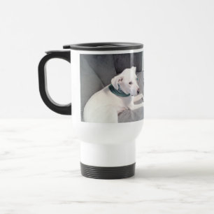 Niedlicher weißer Welpenhund mit grünem Scarf grau Reisebecher