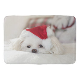 Niedlicher Weißhund in einem Red Christmas Hat Badematte