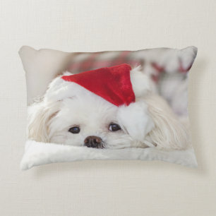 Niedlicher Weißhund in einem Red Christmas Hat Dekokissen