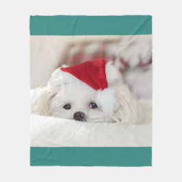 Niedlicher Weißhund in einem Red Christmas Hat Fleecedecke