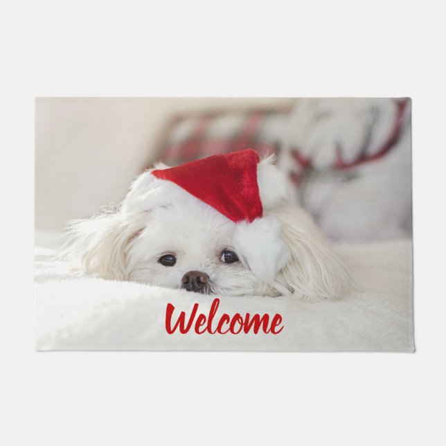 Niedlicher Weißhund in einem Red Christmas Hat Fußmatte (Vorderseite)