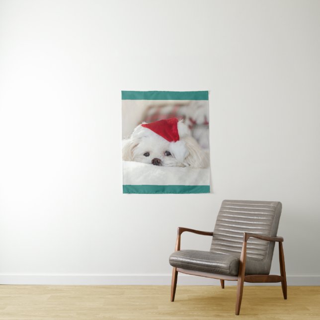 Niedlicher Weißhund in einem Red Christmas Hat Wandteppich (Beispiel)