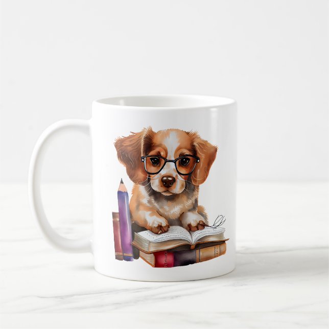 Niedlicher Welpe auf Büchern mit Brille Kaffeetasse (Links)
