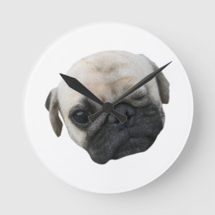 Niedlicher Welpe Mops Hund Freund ... か わ い Runde Wanduhr