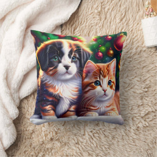 Niedlicher Welpe und Katze unter Weihnachtsbaum Kissen