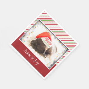 Niedlicher Welpen-Mops in einer Roten Weihnachtsma Serviette
