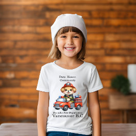 Niedlicher Welpenfeuerwehrmann auf einem hellen ro T-Shirt