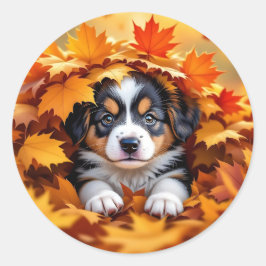 Niedlicher Welpenhund in Herbstlauben Runder Aufkleber
