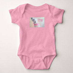 Niedlicher Welpenhund mit rosa Scarf Mommy Baby Strampler