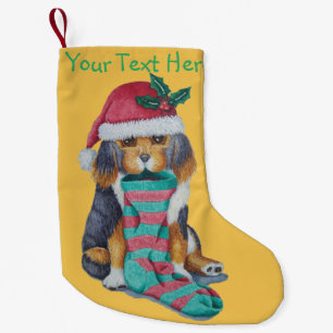 niedlicher Welpenhund zu Weihnachten gekleidet Kleiner Weihnachtsstrumpf