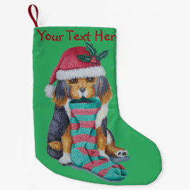niedlicher Welpenhund zu Weihnachten gekleidet Kleiner Weihnachtsstrumpf