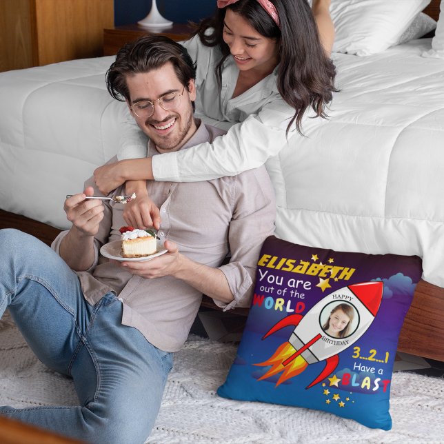 Niedlicher Weltraumraketenschiff vom Geburtstag Kissen (Von Creator hochgeladen)