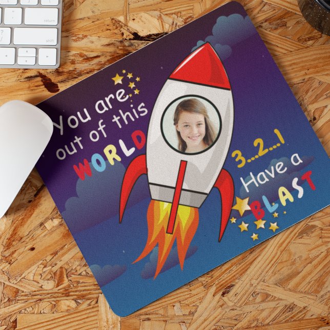 Niedlicher Weltraumraketenschiff vom Geburtstag Mousepad (Von Creator hochgeladen)