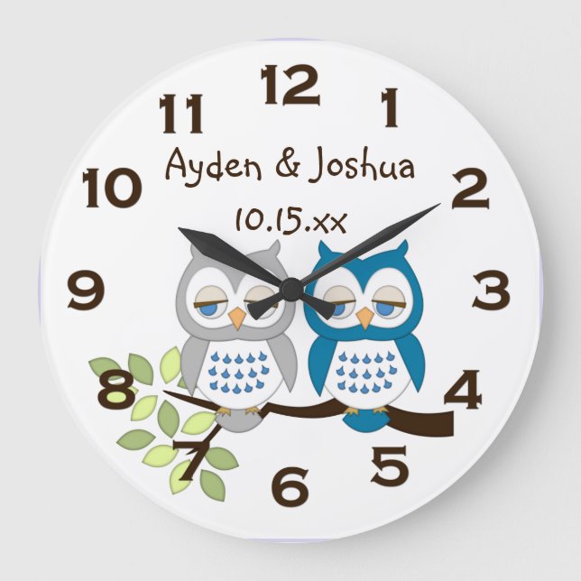 Niedlicher Whimsical Boy Owl Twins Wall Clock Große Wanduhr (Vorderseite)