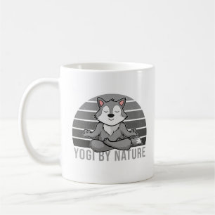 Niedlicher Wolf, der Yoga macht, lustige Yoga-Pose Kaffeetasse