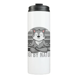 Niedlicher Wolf, der Yoga macht, lustige Yoga-Pose Thermosbecher