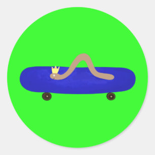 Niedlicher Wurm auf einem Skateboard Runder Aufkleber