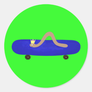 Niedlicher Wurm auf einem Skateboard Runder Aufkleber