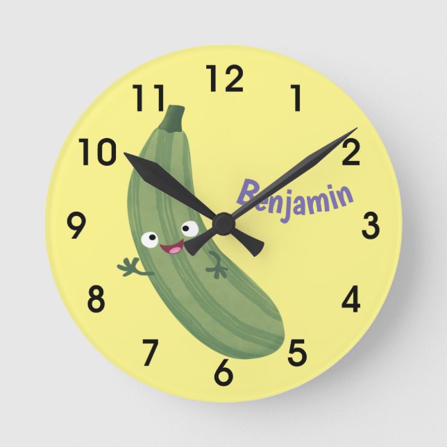 Niedlicher Zucchini-Happy-Cartoon Runde Wanduhr (Vorderseite)