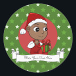 Niedliches Afroamerikanisches Baby mit Weihnachtsm Runder Aufkleber<br><div class="desc">Rundaufkleber mit einer Illustration eines niedlich lächelnden afroamerikanischen Babys,  das ein Weihnachtsgeschenk hält und einen Weihnachtshut trägt; in einem roten Kreis auf grünem Hintergrund mit Sternen ein Weihnachtsfeierdesign mit einer bearbeitbaren Textvorlage für Ihren Namen oder Ihre Nachricht</div>