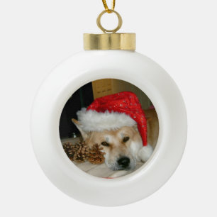 Niedliches Akita in der roten Weihnachtsmannmütze Keramik Kugel-Ornament
