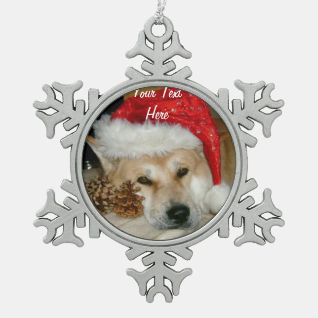 Niedliches Akita in der roten Weihnachtsmannmütze Schneeflocken Zinn-Ornament (Vorderseite)