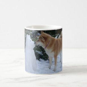 niedliches Akita küssendes Kaffeetasse