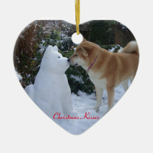 niedliches Akita küssendes Snowman-AkitasaisonFot Keramikornament