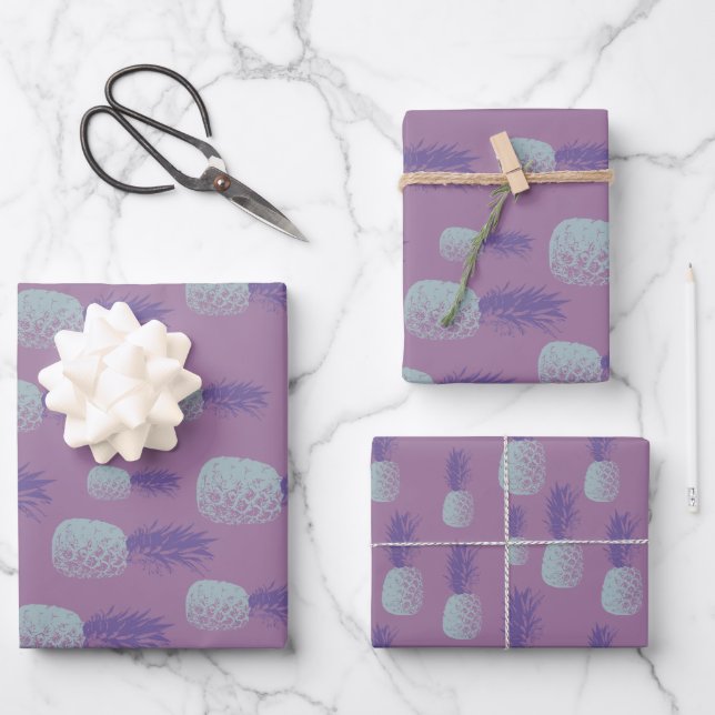 Niedliches Ananas Muster in Hellblau und Lila Geschenkpapier Set (Vorderseite)