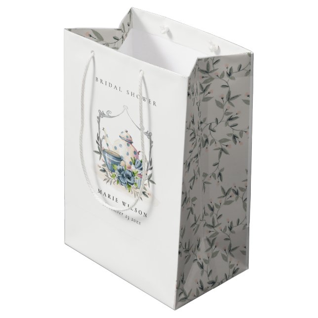 Niedliches Aqua Blue Floral Teapot Wappen Brautpar Mittlere Geschenktüte (Rückseite Schrägansicht)