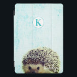 Niedliches Aqua Flüchtige Blick-a-Boo Baby Igel Mo iPad Pro Cover<br><div class="desc">Niedliches Aqua Flüchtige Blick-a-Boo Baby Igel Monogram Design. Mit einem bezaubernden kleinen Igel piekend up to say hi! Macht Spaß und liebenswertes Geschenk für Kinder, Jugendliche und Erwachsene, für Geburtstage Weihnachten und mehr. Personalisiert mit Ihrem Anfangsbuchstaben und Namen! Mit Monogramm Telefonzelle ~ Karo mein Shop zu sehen, die gesamte Office...</div>