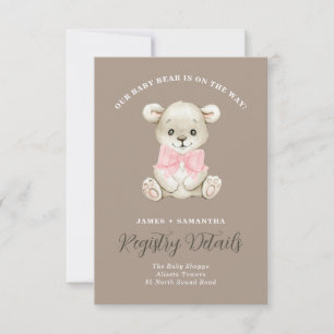 Niedliches Baby-Bärenjunge in Pink Bow Geschenkreg Ankündigung