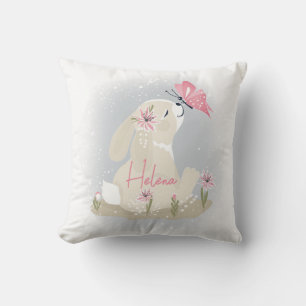 Niedliches Baby Bunny und Schmetterling. Dekokisse Kissen