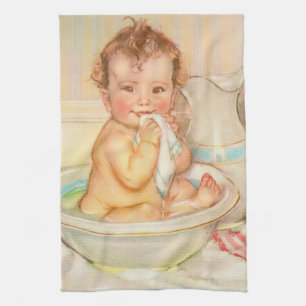 Niedliches Baby, das ein Bad hat Handtuch