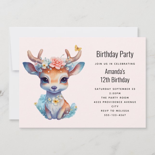 Niedliches Baby Deh mit Antlern und Blume Geburtst Einladung (Vorderseite)