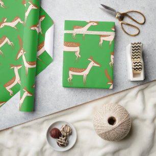 Niedliches Baby Deh und Familie auf hellgrün Geschenkpapier