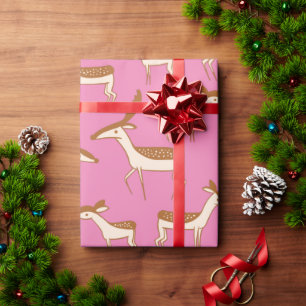 Niedliches Baby Deh und Familie auf Rosa Geschenkpapier