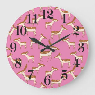 Niedliches Baby Deh und Familie auf Rosa Große Wanduhr