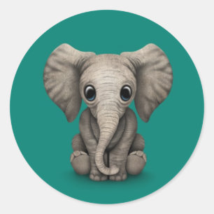 Niedliches Baby Elefant Calf sitzend, Aquamarin bl Runder Aufkleber